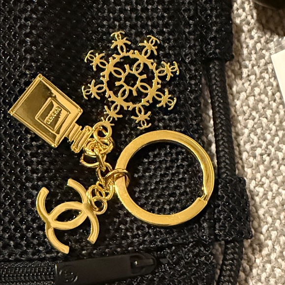 CHANEL Beauty Variety of Accessories - Picture 5 of 9